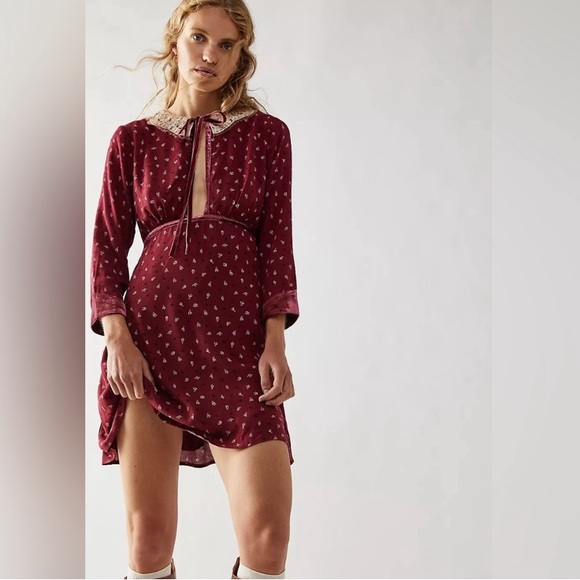 Free People Dresses & Skirts - Free people nwot dress sexy neckline on this sweet dress